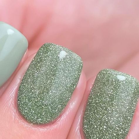 𝗕𝗬 𝗦𝗔𝗥𝗔𝗛 Nail Artist & Educator on Instagram: "Glistening Green ✨🍃 Swipe for flash on 👉🏼 Painted with @magpie_beauty Rosemary & Thyme with Estelle light reflective glitter ✨" Sage Green Nails Glitter, Light Green Sparkly Nails, Green Nails Sparkle, Glitter Nails Green, Green Sparkly Nails, Green Glitter Nails, Glitter Pedicure, Glittery Nails, Nail Idea