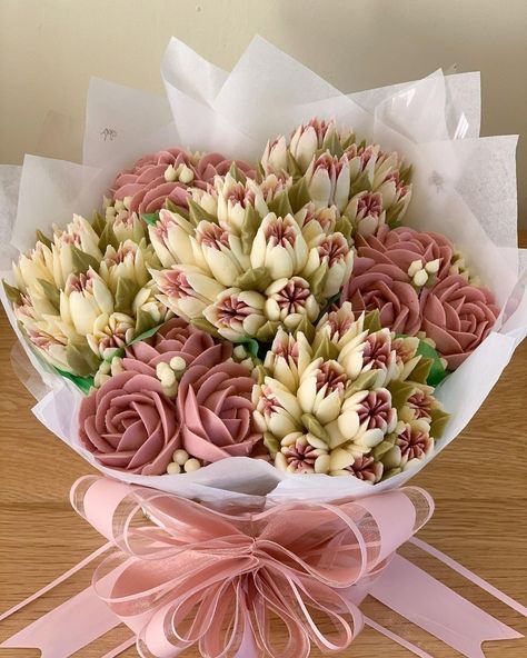 Bouquet Flower Cupcakes, Floral Cupcakes Bouquet, Roses Cupcakes Bouquet, Bouquet Of Flowers Cupcakes, Bouquet Of Cupcake Flowers, Bouquet Cupcakes Ideas, Spring Floral Cupcakes, How To Make A Cupcake Bouquet, Floral Birthday Cupcakes