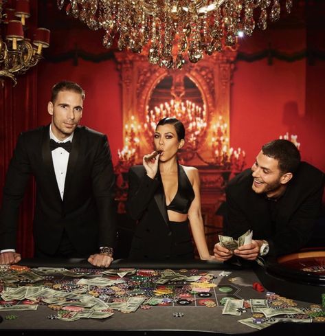 Las Vegas Formal Outfit, Casino Royale Party Outfit, Vintage Casino Outfit, Casino Themed Party Outfit, Casino Party Aesthetic, Casino Royale Aesthetic, Poker Night Outfit, Casino Photoshoot Ideas, Las Vegas Casino Outfit