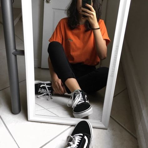 wanderrkid Orange Tee Outfit, Photo In Mirror, Old Skool Vans, Mode Grunge, Grunge Shirt, Vans Outfit, Grunge Look, Tumblr Outfits, Punk Outfits