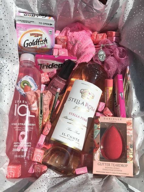 Pink Gift Basket, Tout Rose, Diy Best Friend Gifts, Birthday Basket, Birthday Gifts For Brother, Diy Birthday Gifts For Friends, Cute Gifts For Friends, Bff Birthday Gift, Bff Birthday