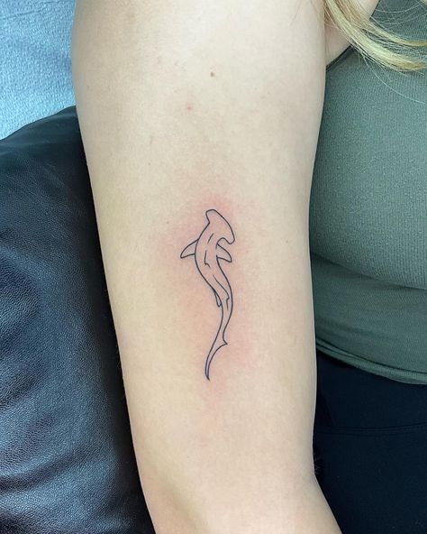 Marine Tattoo Fine Like Shark Tattoo, Simple Sealife Tattoo, Simple Sea Tattoo Ideas, Fine Line Hammerhead Tattoo, Melophobia Tattoo, Cute Sea Tattoos, Fine Line Tattoo Ocean Theme, Fine Line Whale Shark Tattoo, Aesthetic Shark Tattoo