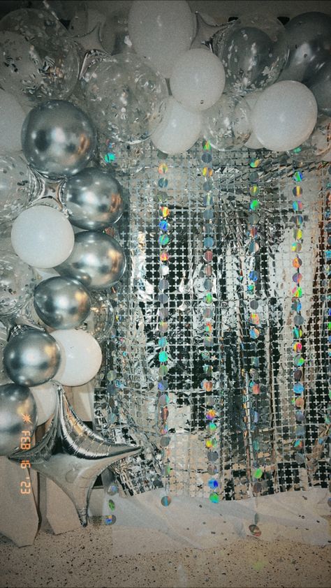 Sparkle Bday Party, Silver Disco Birthday Party, Party Ideas 20th Birthday, 50th Birthday Disco Party Ideas, Mirror Theme Party, Blue And Silver Disco Party, Futuristic Party Aesthetic, Shiny Birthday Party, Platinum Themed Party