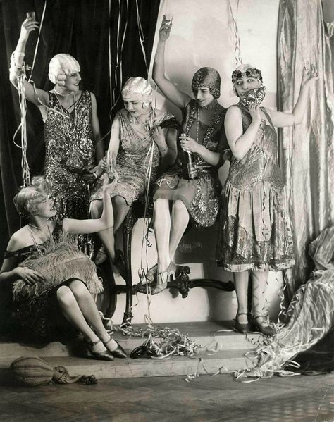 VINTAGE PHOTOGRAPHY: Party time 1928 Weimar, Roaring Twenties, 1920 Party, 20s Party, 1920s Party, Great Gatsby Party, 20th Century Fashion, Party Photography, Photo P