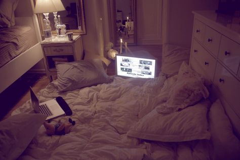 slumber.party! 2014 Bedroom Aesthetic, 2014 Room Aesthetic, 2014 Room, La Bedroom, Girly Rooms, Chambre Inspo, Tumblr Bedroom, Dance Clubs, Pink Tumblr Aesthetic