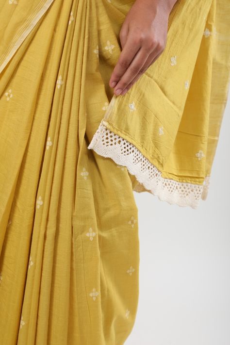 Flaunt These Handloom Sarees In Upcoming Festive Season • Keep Me Stylish Handloom Saree Blouse Designs, Cotton Saree Look Modern, Saree Reference, Saree Borders, Cotton Sarees Handloom, Keep Me Stylish, Saree Tassels Designs, Cotton Saree Blouse Designs, Cotton Silk Fabric