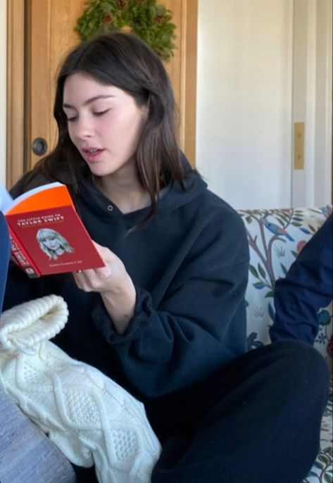 Photo Reading, Christmas Instagram Story, Instagram Story Post, Taylor Swift Book, Christmas Instagram, Candid Photo, Story Post, Gracie Abrams, Fav Celebs