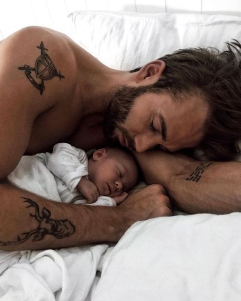 30 Best Father’s Day Quotes To Write On Your Dad’s Card Vogue Kids, Foto Kids, Foto Newborn, Baby Kostüm, Fake Relationship, Stile Hijab, Father And Baby, Dad Baby, Foto Baby