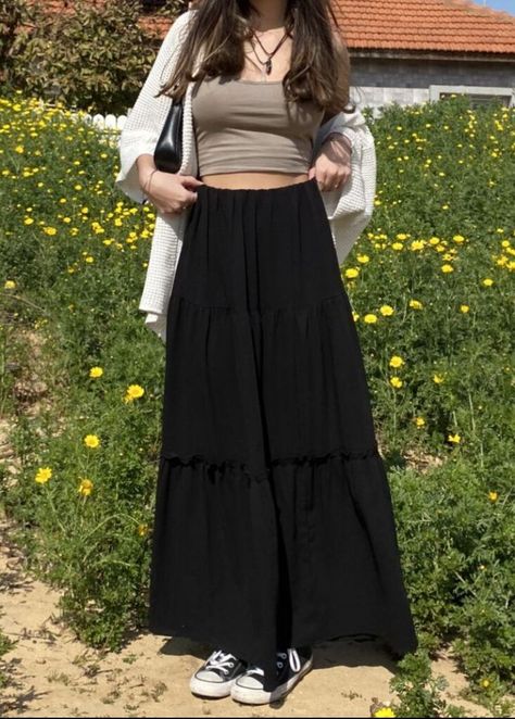 Outfit Inspo With Long Skirt, Skirt With Tank Top Outfit, What To Wear With A Black Maxi Skirt, Black Skirt With Cardigan Outfit, Tops To Wear With Black Skirt, Maxi Skirt With Tank Top, Green White And Black Outfit, Tops For Black Skirt, Long Black Skirt Styling