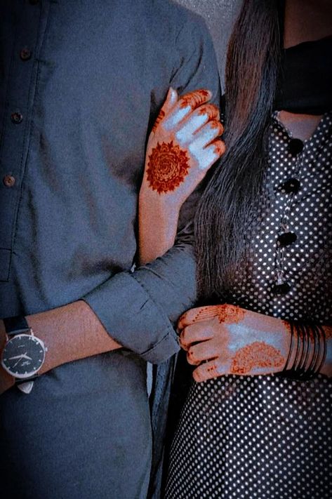 Couples dpz New Couple Dps, Hand Poses Couple, Hands Dpz Couple, Hand Pose Couple, Couple Goal Romantic Pictures, Couples Instagram Dp, Eid Dpz For Couple, Couple Hands Pictures, Czns Goal Pics