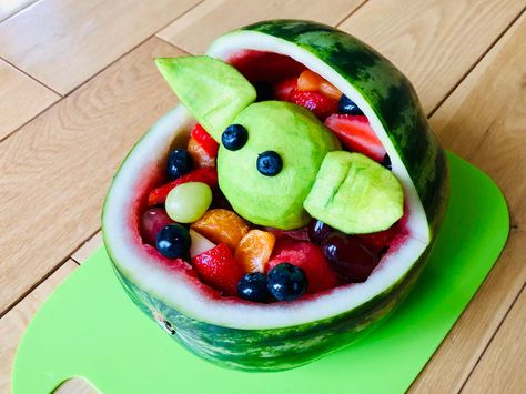 Star Wars Watermelon, Easy Grogu Cake, Mandalorian Food Ideas, Grogu Food, Grogu Birthday Party Ideas, Grogu Party Ideas, Mandalorian Food, Baby Yoda Birthday Party Ideas, Grogu Birthday