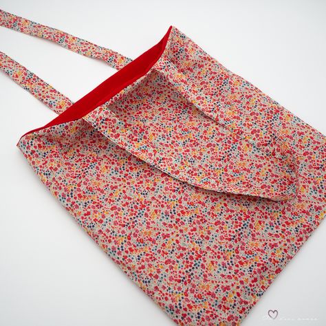 Tuto - Coudre un tote bag réversible en liberty - Au coeur d'une maman Couture, Tela, Tote Bag Tutorial, Reversible Tote Bag, Tote Bags Sewing, Diy Tote Bag, Couture Sewing, Eco Bag, Bags Tutorial