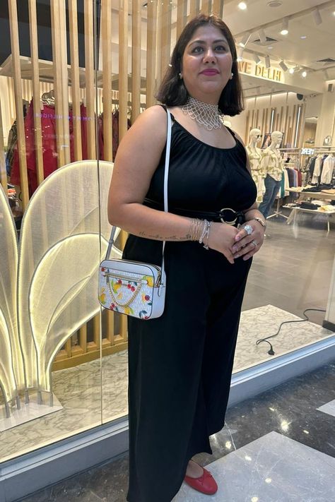 [how to style, Black outfit, casual outfit, red pumps, black jumpsuit, plus size fashion, plus size outfit, all black outfit, monochrome outfit, black outfits for women] Monochrome Outfit Black, Black Jumpsuit Plus Size, Black Outfit Casual, Black Outfits For Women, Jumpsuit Plus Size, Color Combos Outfit, Plus Size Outfit, Monochrome Outfit, Outfit Red