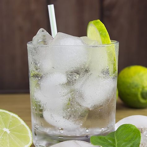 vodka tonic with ice cubes, straw, and lime slice in glass Seltzer Water, Club Soda, and Tonic Explained Vodka Seltzer Drinks, Club Soda Drinks, Vodka Water, Gin And Soda, Lime Slice, Lime Drinks, Vodka Tonic, Soda Flavors, Vodka Soda