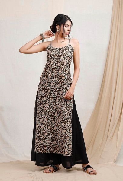 Traditional Kurti Designs Latest, Kalamkari Kurti, Desi Fits, Diwali Dresses, Kalamkari Dresses, Black Wear, Stylish Kurtis Design, Indian Kurti Designs, Simple Kurta Designs