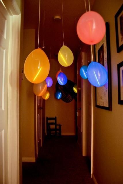 New years eve party idea for kids New Years With Kids, Silvester Diy, Kids New Years Eve, New Year's Eve Activities, New Years Eve Day, Glow Stick Party, Silvester Party, Nye Party, New Year's Crafts