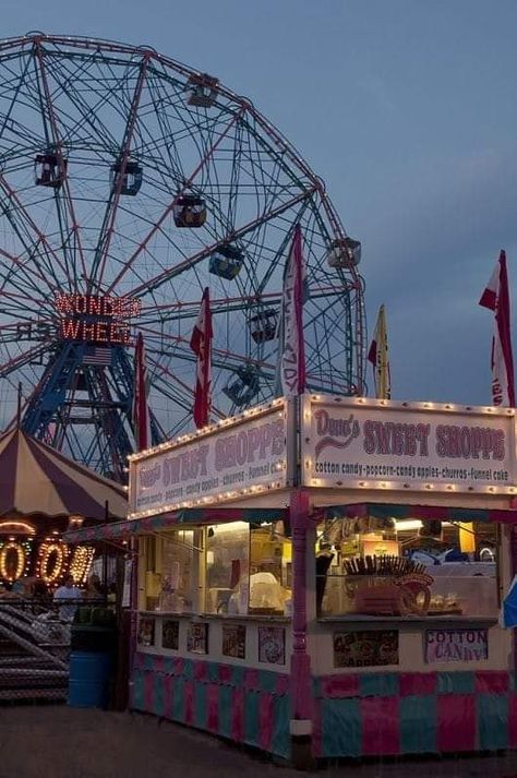 Retro Amusement Park, Coney Island Vintage, Coney Island Aesthetic Vintage, Coney Island New York, Coney Island Luna Park, Vintage Amusement Park Aesthetic, Things To Do In A Small Town, Summer Small Town, Brooklyn Ny Aesthetic
