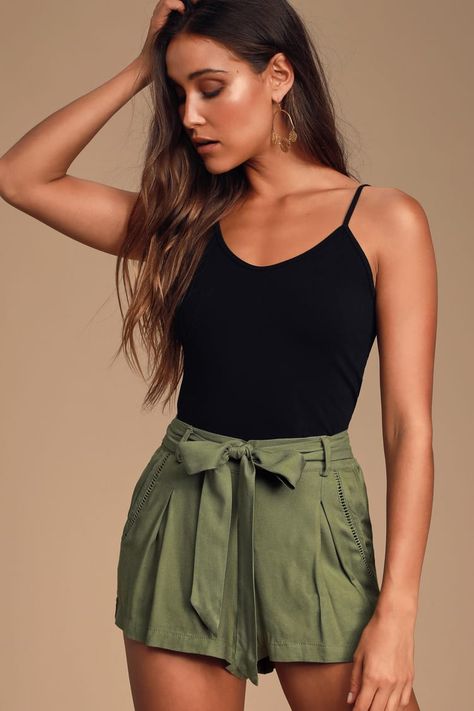 Olive Shorts Outfit, Tennis Outfit Cute, Green Shorts Outfit, Casual Beach Outfits, Beach Outfit Casual, Climbing Outfit Woman, Climbing Outfits, Olive Shorts, Hiking Outfit Women