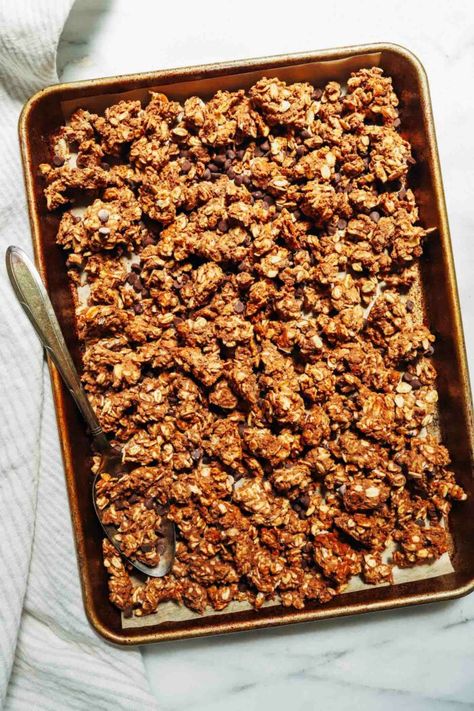 Easy Protein Granola- Made with just 6 pantry ingredients, this granola is super easy to make and comes together in less than 30 minutes. Each serving packs 15g of protein! High Protein Granola Recipe, Protein Granola Recipe, Gluten Free Cake Recipes Easy, High Protein Granola, Granola Ingredients, Healthy High Protein Snacks, Protein Mug Cakes, Protein Granola, Easy Protein