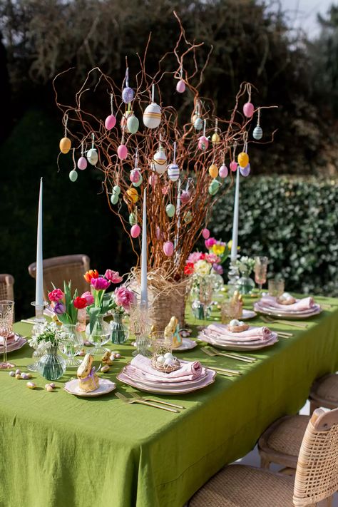 Outdoor Easter Table Settings, Easter Dinner Set Up, Easter Brunch Buffet Table Decorating Ideas, Easter Decor Party, Easter Ceiling Decorations, Easter Buffet Tablescapes, Luxury Easter Decor, 2024 Easter Decorations, Easter Party Aesthetic