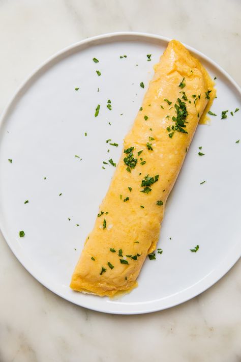 Three ingredients and some major technique create what is arguably the most iconic French recipe—a classic French omelette. Ina Garten, Gourmet Omelette Recipe, The Perfect Omelette, Dairy Free Omelette Recipe, Classic French Omelette, Breakfast Fine Dining, French Omelette Recipe, French Omlet Recipes, French Breakfast Ideas