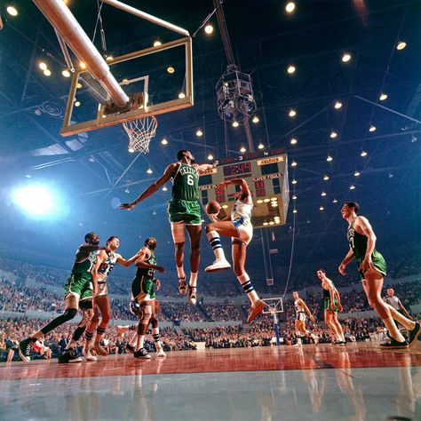 Amazing photo by SI’s Walter Iooss of a 1966 Celtics-Lakers NBA Finals game Tumblr, Baylor Basketball, Elgin Baylor, Foto Sport, Basket Nba, Bill Russell, Basketball Photography, Nba Legends, Basketball Legends