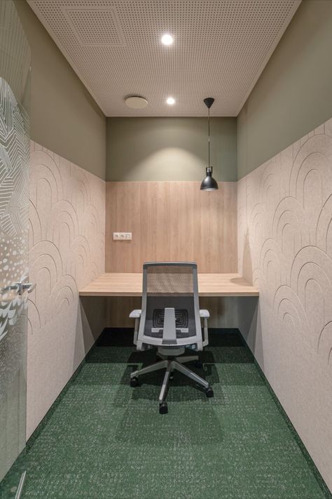 Office Focus Room, Quiet Room Design, Focus Room Design, Focus Room Office, Office Quiet Room, Phone Room Design, Quiet Room Office, Small Meeting Room Design, Small Meeting Room Office