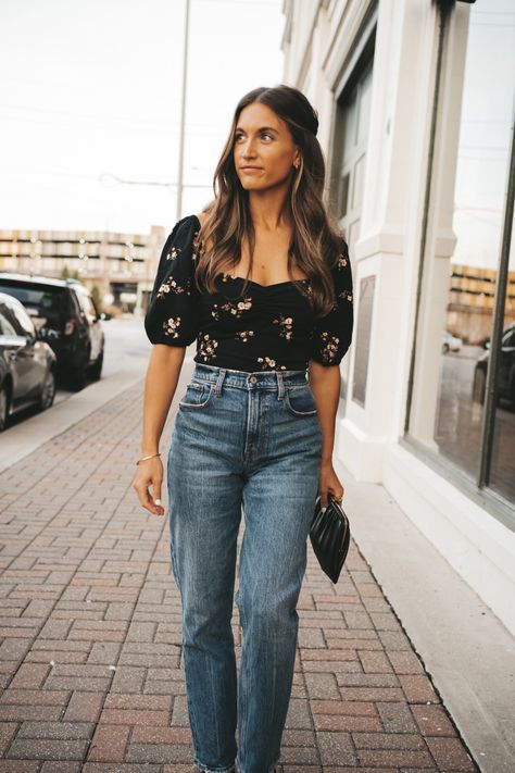 Night Out Looks Casual, Outfit Ideas For Evening Out, First Date Spring Outfit, Day And Night Outfit Ideas, Casual Chic Date Night Outfit, Mom Going Out Outfits Night, Mom Jeans Date Night Outfit, First Date Outfit Jeans, Casual Cute Jeans Outfits