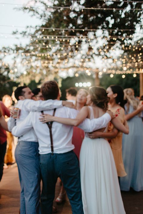 Wedding Photos Friends, Wedding Photography With Friends, Wedding Photo Ideas Friends, Wedding Photo With Friends, Wedding Friend Photos, Couple Dancing Wedding, Wedding Dance With Friends, Dancing At Wedding Aesthetic, Wedding Reception Guest Photos