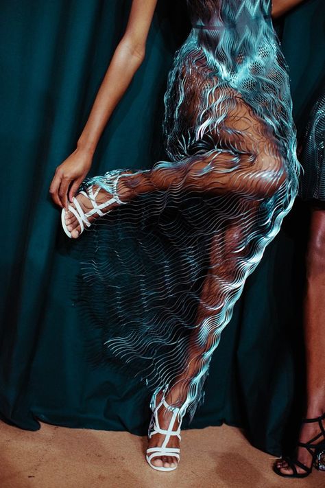 Sea Creature Inspired Fashion, Iris Van Herpen Couture, Girlfriend Experience, Van Herpen, Iris Van Herpen, Indian Salwar Kameez, Couture Mode, Stil Inspiration, Futuristic Fashion