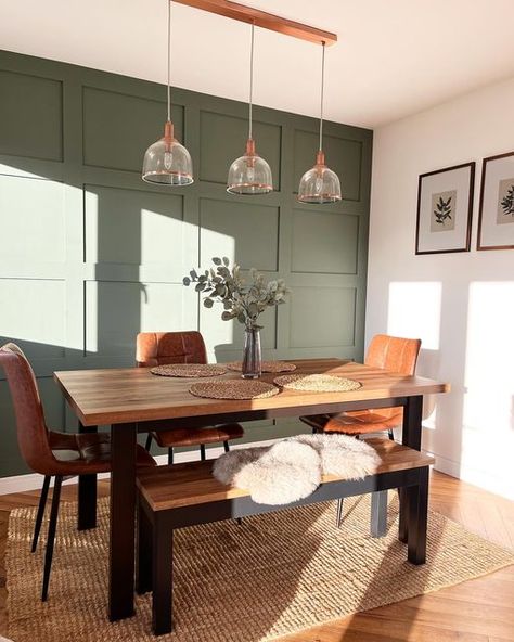 Green Kitchen Dining Table, Small Green Dining Room, Dining Room With Feature Wall, Green Dining Room Feature Wall, Sage Walls Dining Room, Dinning Room Green Wall, Green And Cream Dining Room Ideas, Earthy Minimalist Dining Room, Dining Room Inspiration Paint