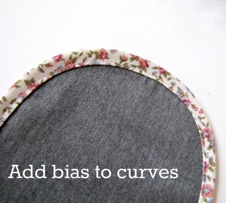 The Haby Goddess: Tutorial: Adding bias to curves Quilt Tutorials, Sewing Lessons, Bias Tape, Sewing Bias Tape, Sewing 101, Techniques Couture, Creation Couture, Quilting Tips, Sewing Skills