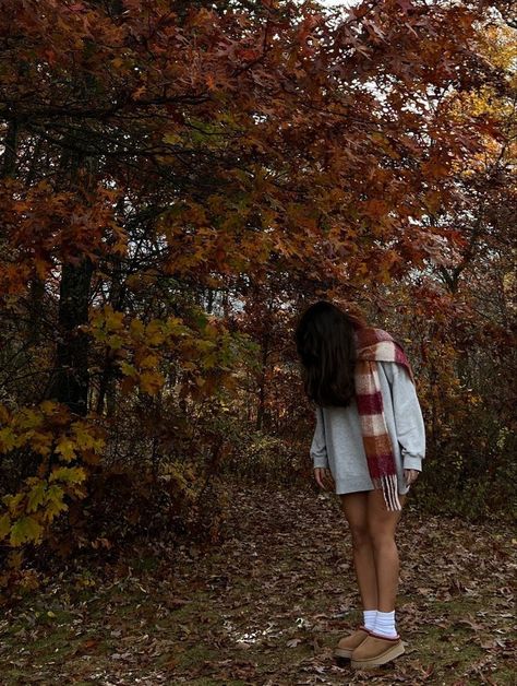 girl wearing cute autumn outfit Romanticizing Fall, Fall Szn, Gilmore Girls Seasons, Fall Mood Board, Spooky Szn, Fall Inspo, Autumn 2023, Fall Feels, Autumn Vibes