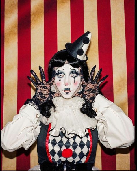 #clowncore Figurine, Unique Clown Costume, Perriot Clown Costume, Clown Photoshoot Ideas, 1920s Clown, Victorian Clown, Circus Core, Clown Photoshoot, Harlequin Clown