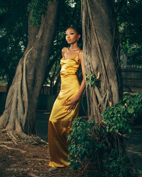Cute black lady posing in the woods Outdoor Formal Photoshoot, Garden Poses Photography, Black Women Outdoor Photoshoot, Outdoor Photoshoot Black Women, Nature Photoshoot Black Women, Outdoor Photography Poses Women, Birthday Shoot Ideas Outdoor, Outdoor Birthday Shoot, Outside Photoshoot Ideas For Women Black