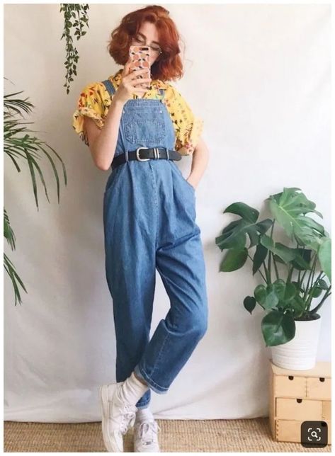 Yes, I understand this is a woman in the picture, and yes, I also understand I’d look like a Minion - it’s still my ideal style. Aesthetic Outfits 90s, Minimal Stil, Look 80s, 80s Fashion Trends, Gala Fashion, Fashion 90s, Salopette Jeans, Grunge Vintage, Outfit 90s