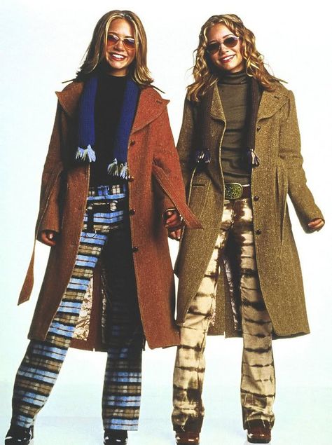 Mary-Kate and Ashley kept it cool in printed flared pants in Winning London. Olsen Twins, 00s Fashion, Ashley Olsen Style, 00s Mode, Mary Kate And Ashley, Olsen Twins Style, Winning London, Mary Kate Ashley, Early 2000s Fashion