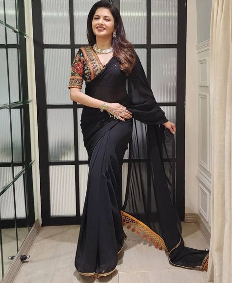 BHAGYASHREE IN BLACK SAREE BY MOHINI CHHABRA Blouse On Black Saree, Readymade Saree For Farewell, Black Saree Wedding Look, Saree Styles Black, Black Saree Traditional Look, Black Saree Blouse Ideas, Black Sari Look, Black Saree Outfit Ideas, Black Saree Look Traditional