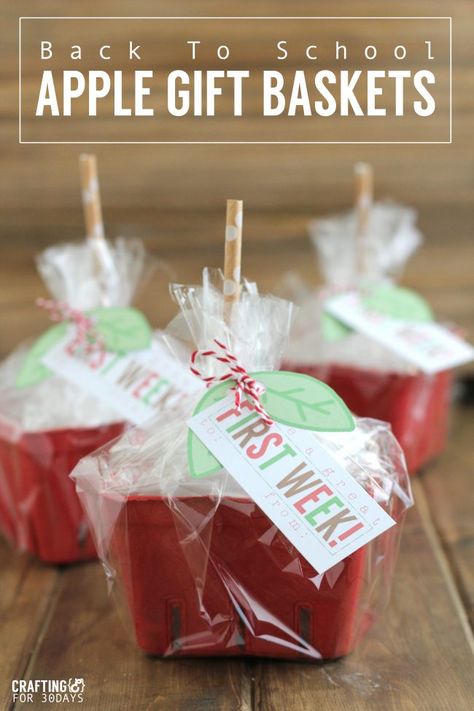 Back to School Apple Gift Baskets - cute gift idea to give to the teacher! Apple Gift Basket, Teacher Gift Baskets, Kids Gift Baskets, Teacher Treats, Back To School Gifts For Teachers, Apple Baskets, Apple Gifts, Staff Gifts, School Treats