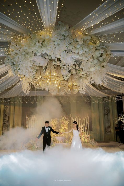 Wedding Chandelier Ideas Ceiling Decor, Fairy Lights Ceiling Wedding, Wedding Reception Ceiling Decor, Weeding Decoration Inside, Ballroom Wedding Decoration, Wedding Stage Design Simple, Wedding Decor Ceiling, Wedding Chandelier Ideas, Ceiling Decorations Wedding