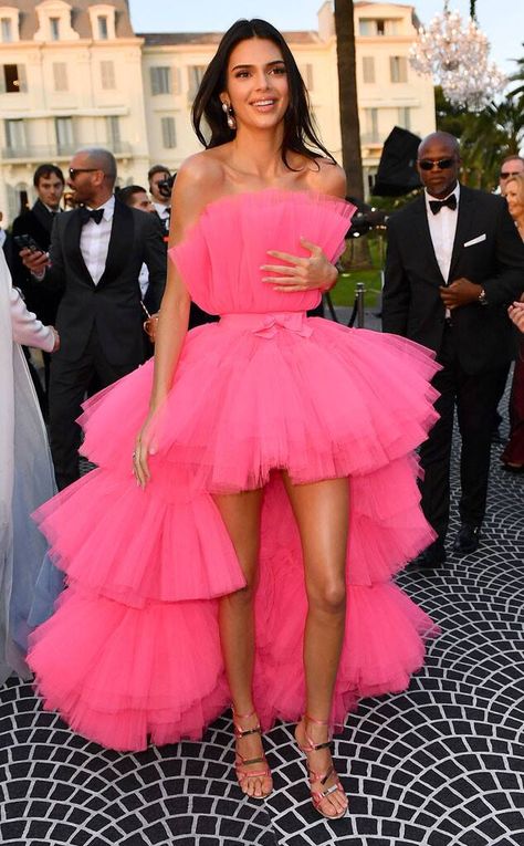 Kendall Jenner Tulle Dress, Pink Dress Kendall Jenner, Kendall Pink Dress, Pink Tulle Dress Aesthetic, Kendall Jenner Pink Tulle Dress, Kendall In Dress, Big Tulle Dress, Pink Big Dress, Hot Pink Outfit Ideas Party