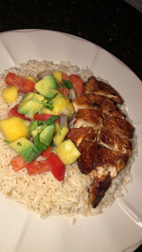 Essen, Pictures Of Food Meals, Healthy Food Snapchat, Chicken With Mango Salsa, Chicken With Mango, Healthy Diners, Man Cooking, Cilantro Lime Chicken, Healthy Food Motivation