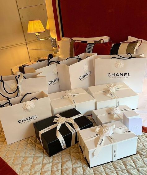 Luxury Birthday Gifts, Tas Louis Vuitton, Luxury Lifestyle Girly, Luxury Birthday, Cadeau Couple, Luxury Lifestyle Women, Rich Girl Aesthetic, Rich Girl Lifestyle, Rich Lifestyle