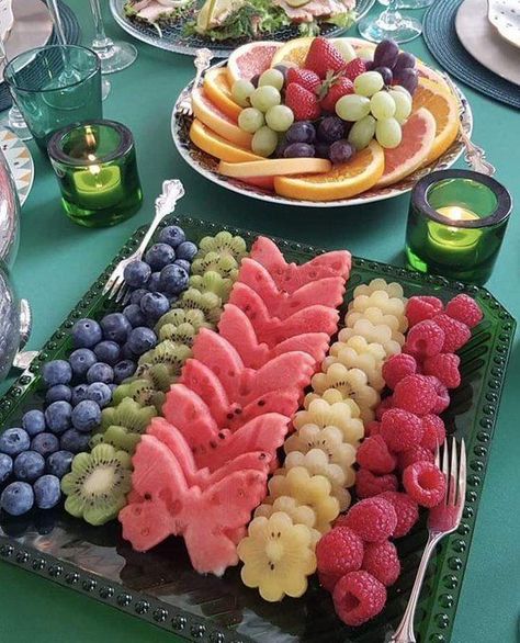 Sommer Mad, Fest Mad, Kreative Snacks, Fruit Platter Designs, Decorações Com Comidas, Charcuterie Inspiration, Tea Party Food, Party Food Platters, Easy Food Art