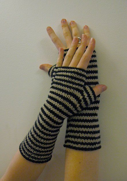 By Becky Stern This unisex pattern will keep your wrists warm while you bike, type, or play bass. It's great as a quick and satisfying knit for yourself, o Cute Knitting, Glove Pattern, Mode Crochet, Gloves Design, Gloves Pattern, Fingerless Mitts, Crochet Fingerless Gloves, Crochet Mittens, Fingerless Gloves Knitted