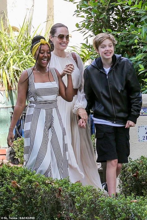 Angelina Jolie Mother, Zahara Jolie Pitt, Angelina Jolie Daughter, Knox Jolie Pitt, براد بيت, Shiloh Jolie Pitt, Ugly Crying, Shiloh Jolie-pitt, Yonsei University