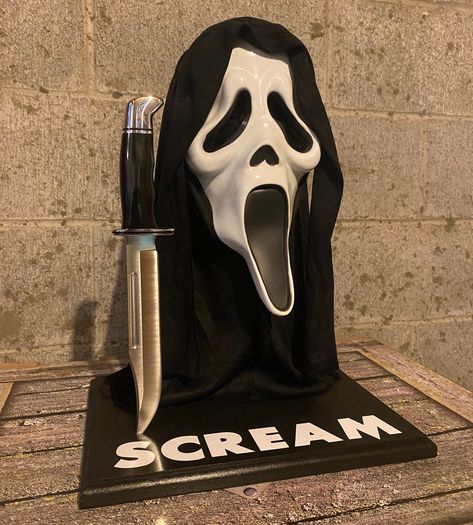 Scream Ghostface Mask and Knife Display Includes everything shown *Custom wood base display stand with pedestal *Base features the Scream logo *Faux velvet covered mannequin head protects mask *1:1 film accurate licensed Ghostface mask *1:1 film accurate real knife. Authentic brand and model as used in the film Each item is professionally custom created Be sure and check out all the amazing horror items in our shop. We can create custom items for your collection. Follow us on Instagram @nightmar Ghostface Mask, Retro Room Ideas, Horror Room, Knife Display, Scream Ghostface, Scream Halloween, Ghostface Scream, Horror Movie Icons, Horror Decor