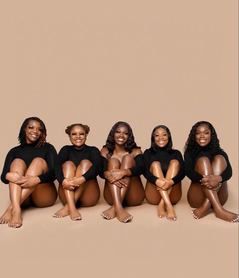 Female Group Photoshoot, Black Best Friend Photoshoot, Friends Photoshoot Black Women, Birthday Group Photo, Photoshoot Group Ideas, Group Photo Shoot Ideas, Women Group Photoshoot Ideas, Group Photoshoot Ideas Black People, Sisters Photoshoot Ideas