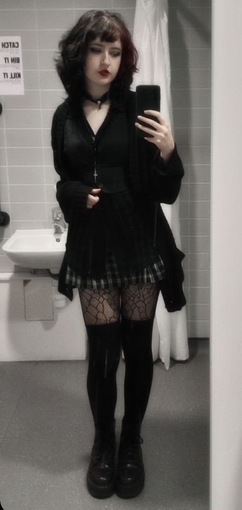Goth Sixth Form Outfits, Goth Daily Outfit, Classic Emo Outfits, Goth Uniform Outfit, Gothic College Outfits, College Goth Outfit, Gothic Autumn Outfit, Soft Goth Clothes, Back To School Alt Outfits