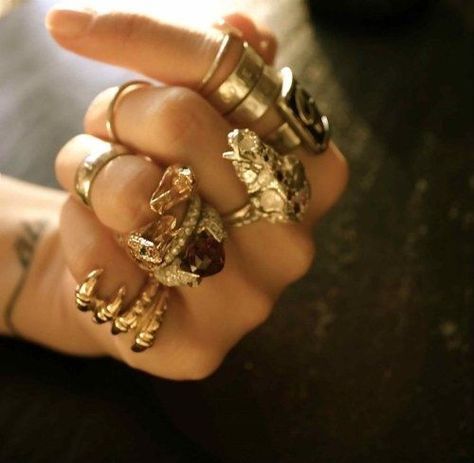 Love of rings Hippies, Soft Grunge, Yennefer Of Vengerberg, Put A Ring On It, Gull, Dragon Age, Bling Bling, Piercings, Jewelry Box